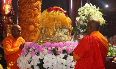 Xá lợi Phật được cung rước đến chùa Phúc Sơn.