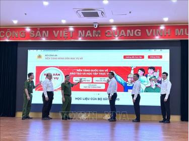 Bộ trưởng Bộ Xây dựng Trần Hồng Minh, Thứ trưởng Bộ Công an Nguyễn Văn Long và các đại biểu tiến hành nghi thức ra mắt trang thông tin Bình dân học vụ số Bộ Xây dựng.