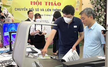 Trải nghiệm giải pháp số hóa thư viện tại hội thảo “Chuyển đổi số và liên thông thư viện”.