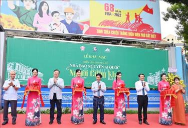 Các đại biểu cắt băng khai mạc Triển lãm.