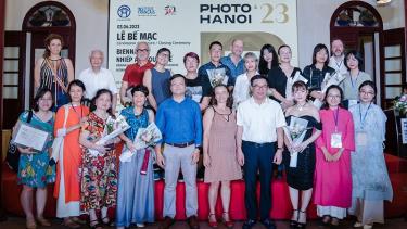Các thành viên Ban tổ chức, nghệ sĩ Việt Nam và quốc tế tại lễ bế mạc Photo Hanoi’23.