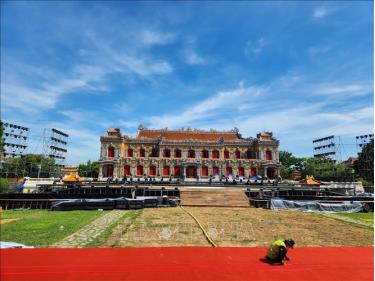 Lần đầu tiên sân khấu chính của các chương trình được lấy khung nền là điện Kiến Trung - công trình kiến trúc lộng lẫy bậc nhất của kinh thành Huế. Ảnh: Tường Vi/TTXVN