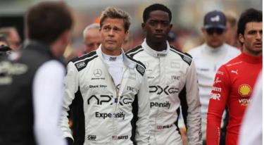 Tài tử Brad Pitt vào vai một tay đua gạo cội bất ngờ quay trở lại đường đua F1. Đồng hành cùng anh là người đồng đội trẻ tuổi do Damson Idris thủ vai. Ảnh: Getty