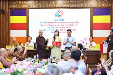Ban Tổ chức trao giải Nhất thể loại báo điện tử cho nhà báo Cao Thị Thùy Giang (Báo điện tử VietnamPlus - TTXVN) với tác phẩm 