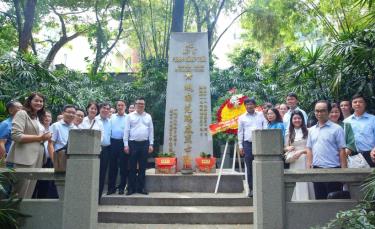 Đoàn Hội Nhà báo Việt Nam dâng hương, dâng hoa tưởng niệm liệt sĩ Phạm Hồng Thái ở nghĩa trang Hoàng Hoa Cương.