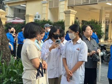 Các thí sinh thi môn thi Ngữ văn, môn đầu tiên của kỳ thi Tốt nghiệp THPT.