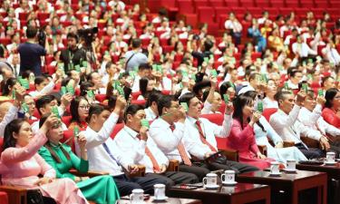 
Các đại biểu biểu quyết thông qua Chương trình Đại hội.