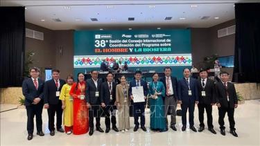 Lãnh đạo tỉnh Quảng Trị và Ban quản lý Vườn quốc gia Phong Nha - Kẻ Bàng đón nhận Giấy chứng nhận Phong Nha – Kẻ Bàng là Khu Dự trữ sinh quyển thế giới. Ảnh: TTXVN phát