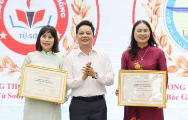 Đại diện lãnh đạo Sở Văn hóa, Thể thao và Du lịch  trao 2 giải A tập thể tại Cuộc thi vẽ tranh theo sách tỉnh Bắc Ninh năm 2026.