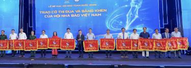 Đồng chí Trịnh Văn Ánh, Ủy viên BCH Hội Nhà báo Việt Nam, Chủ tịch Hội Nhà báo tỉnh Bắc Ninh (đứng thứ 3 từ bên phải sang) nhận Cờ thi đua tập thể Hội xuất sắc năm 2025.