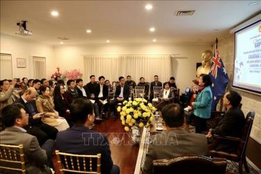 Nguyên Phó Chủ tịch nước Trương Mỹ Hoa gặp gỡ cán bộ Đại sứ quán và đại diện kiều bào. Ảnh: TTXVN phát