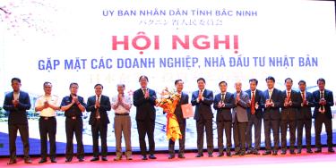 
Đồng chí Nguyễn Hồng Thái trao Quyết định thành lập Tổ xúc tiến và hỗ trợ đầu tư Nhật Bản.