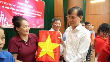 Lãnh đạo phường Tiền Phong trao di ảnh liệt sỹ đã phục dựng cho thân nhân gia đình liệt sỹ tại chương trình