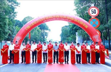 Thủ tướng Phạm Minh Chính và các đại biểu cắt băng thông xe đường nối Trần Quốc Hoàn - Cộng Hoà, quận Tân Bình. Ảnh: Dương Giang/TTXVN