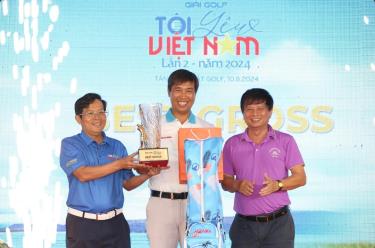 Golfer Đinh Ngọc Quảng nhận giải Best Gross. Ảnh: Hoàng Triều