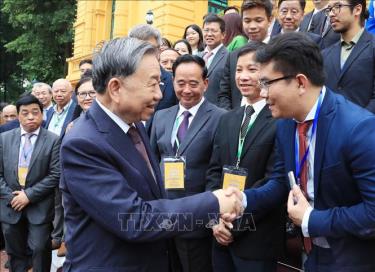 Tổng Bí thư, Chủ tịch nước Tô Lâm với các kiều bào tiêu biểu về dự Hội nghị người Việt Nam ở nước ngoài toàn thế giới lần thứ tư và Diễn đàn Tri thức và chuyên gia Việt Nam ở nước ngoài. Ảnh: Lâm Khánh/TTXVN