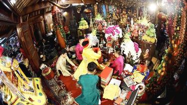 Tín ngưỡng thờ mẫu Tam phủ của người Việt là di sản được UNESCO ghi danh, chỉ được cộng đồng thực hành trong không gian thiêng.
