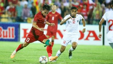 U23 Việt Nam (áo đỏ) thể hiện lối chơi kiểm soát bóng và tấn công trong trận đấu với U23 Yemen.