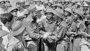 Các chiến sĩ Đoàn Khe Sanh, Quân giải phóng Trị Thiên-Huế nồng nhiệt đón mừng Bí thư thứ nhất Ban Chấp hành Trung ương Đảng Cộng sản Cuba, Thủ tướng Chính phủ Cách mạng Cuba Fidel castro đến thăm Vùng giải phóng miền nam Việt Nam, ngày 15/9/1973. (Ảnh: TTXVN)