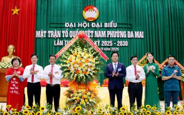 Lãnh đạo Ủy ban MTTQ tỉnh tặng hoa chúc mừng Đại hội.