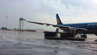 Ảnh minh họa: Cảng hàng không trong mưa bão.