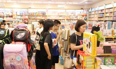 Phụ huynh và học sinh mua sắm đồ dùng học tập cho năm học mới tại Trung tâm thương mại Vincom Plaza Bắc Ninh.