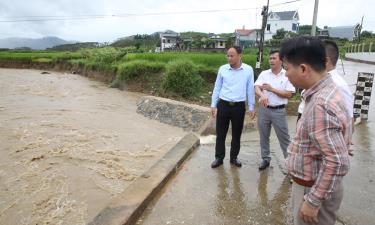 Đồng chí Phí Thanh Bình kiểm tra tình trạng sạt lở tại ngầm thôn Lừa.