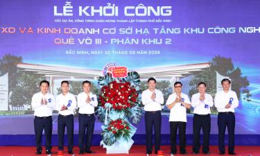Bí thư Thành ủy Nguyễn Hồng Thái và các đồng chí lãnh đạo tỉnh, nguyên lãnh đạo tỉnh tặng hoa chúc mừng chủ đầu tư.