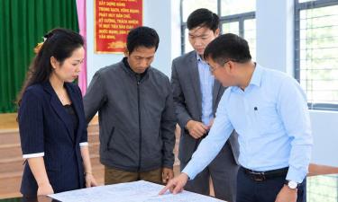 Đồng chí Trần Thị Hà, Phó Bí thư Thường trực Đảng ủy phường Tân Tiến trao đổi với cán bộ tổ dân phố Dung trước sáp nhập (nay là tổ dân phố Thái Sơn) về thực hiện nhiệm vụ chính trị.