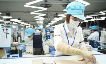 
Người lao động thực hiện tiêu chuẩn 5S trong sản xuất nhằm góp phần bảo vệ môi trường.

