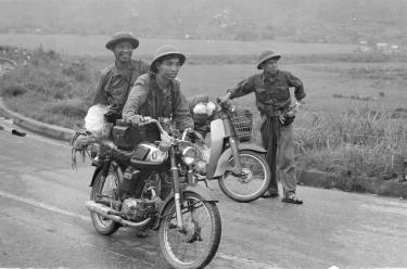 Các phóng viên Trần Mai Hưởng, Ngọc Đản và Hoàng Thiểm đang qua đèo Hải Vân vào Đà Nẵng giải phóng, ngày 29/3/1975. Ảnh: Lâm Hồng Long (TTXVN).