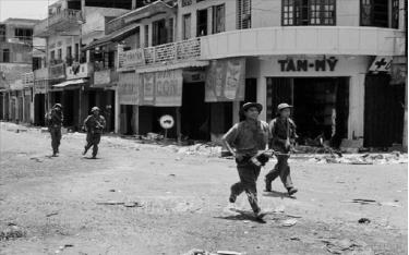 Quân giải phóng tiến vào giải phóng thị xã Quảng Trị. Ảnh: Tư liệu TTXVN