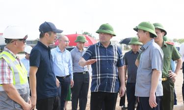 Bí thư Thành ủy Nguyễn Hồng Thái và Chủ tịch UBND thành phố Phạm Hoàng Sơn trao đổi các nội dung xây dựng hạ tầng khu tái định cư Gia Bình với nhà đầu tư và đơn vị thi công.